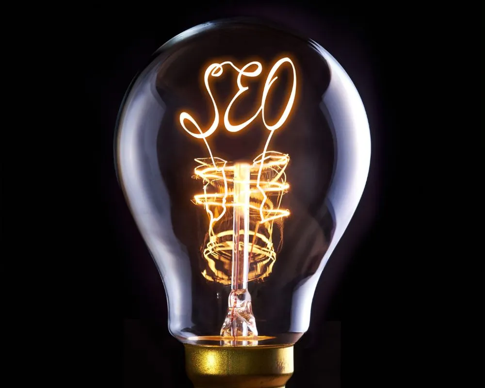 Photo d'une ampoule intégrant les lettres SEO pour illustrer des idées à mettre en place en matière de référencement naturel